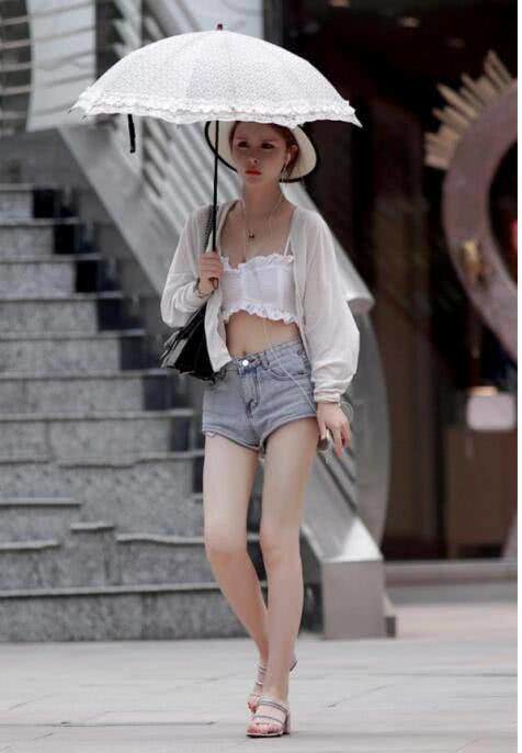 身材一级棒的牛仔裤小姐姐勾勒完美轮廓曲线,俨然一件艺术品!