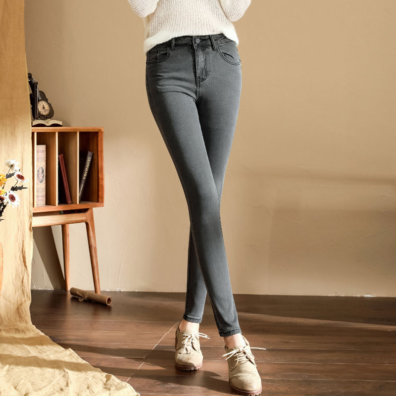 一场秋雨一场寒，短裤该下线啦!这几款牛仔裤谁先上身谁美