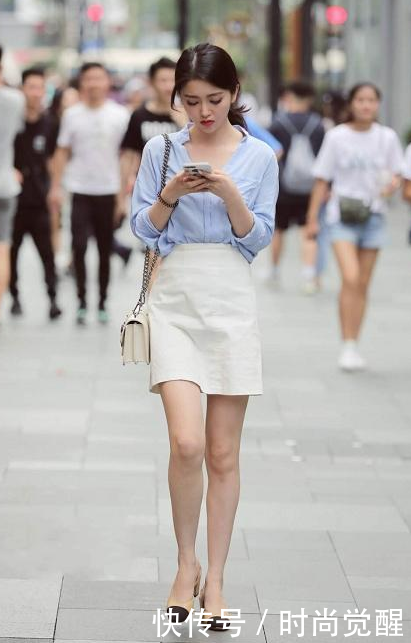 街拍: 几位小姐姐的皮肤白嫩, 最后一个简直像仙女!