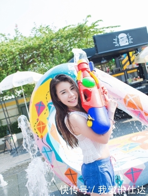  #蓝色#长发美女穿蓝色短裙，搭配清爽十足，时尚出彩又美观