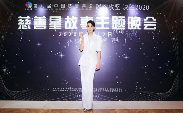 「马苏」马苏也想走气质风了，穿白色正装搭配霸气红唇，展现霸道气场