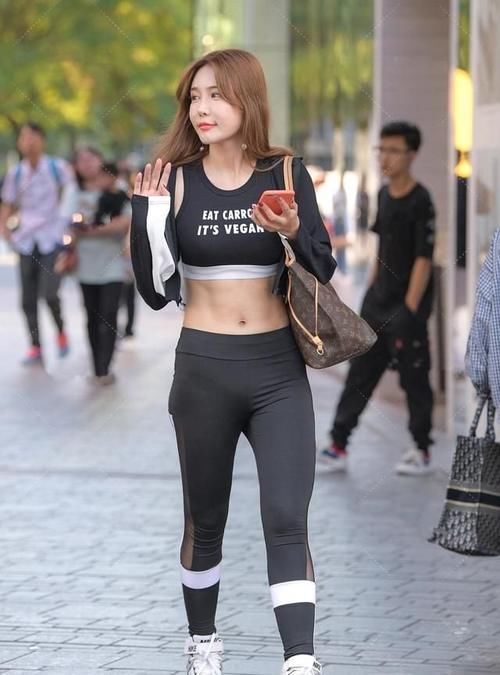 姐姐:时尚穿搭:今日份瑜伽女神,别人八块腹肌她一块
