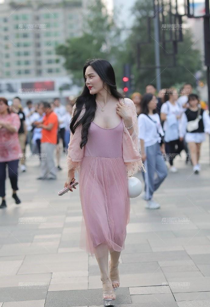  感觉|街拍：不知道小姐姐怎么想的，穿的鞋底像“砖头”，感觉不下10斤吧？