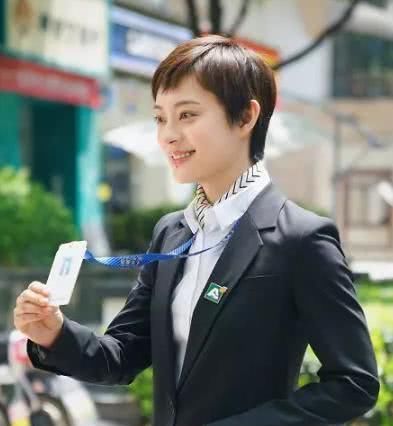  『学好』40岁女性还可以时尚潮流又抢镜头，学好明星穿搭方法，道别土味时尚潮流