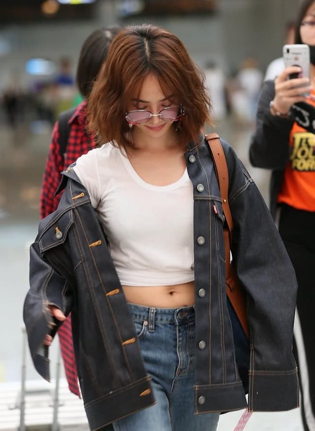 蔡依林满身赘肉,为了显高穿露腰装!网友:裤子扫地根本撑不起来