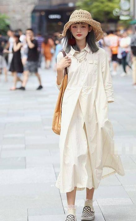 街拍：美女穿高腰短裤，露一双白腿，真是对穿搭很讲究的美女呀！