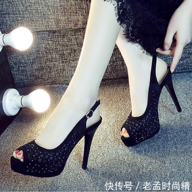  试试■2020流行露脚趾的鱼嘴鞋，配连衣裙优雅性感，不信你也来试试！