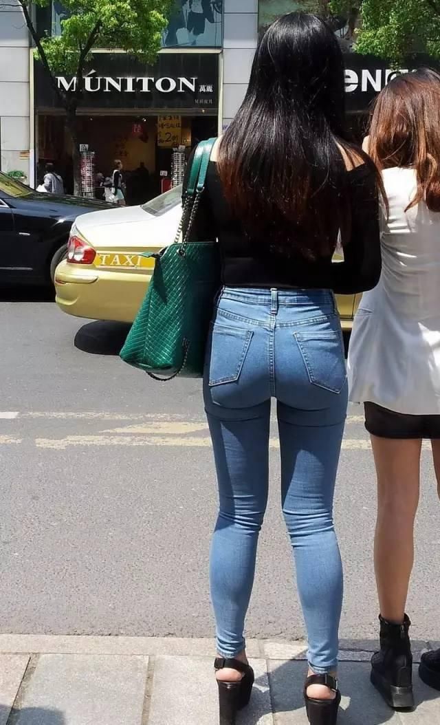 时尚休闲修身牛仔裤，凹出曼妙身材，微胖富态女生穿不肤浅