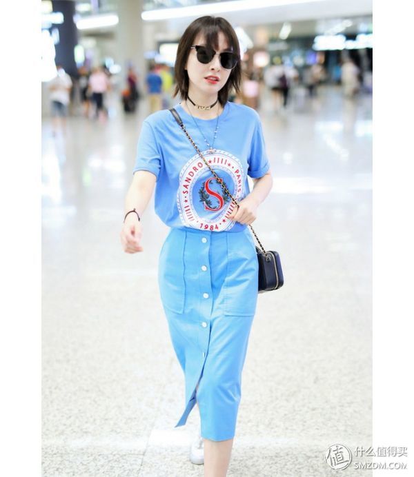 T恤plus过膝裙，开挂的夏天有它们就够了