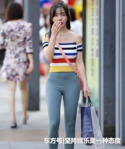  『美女』街拍：倾城倾国的美女，一条浅色连衣裙，时尚优雅大方迷人