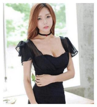 街拍美女：身材超好的漂亮小姐姐，黑色连衣裙勾勒出完美的身材，