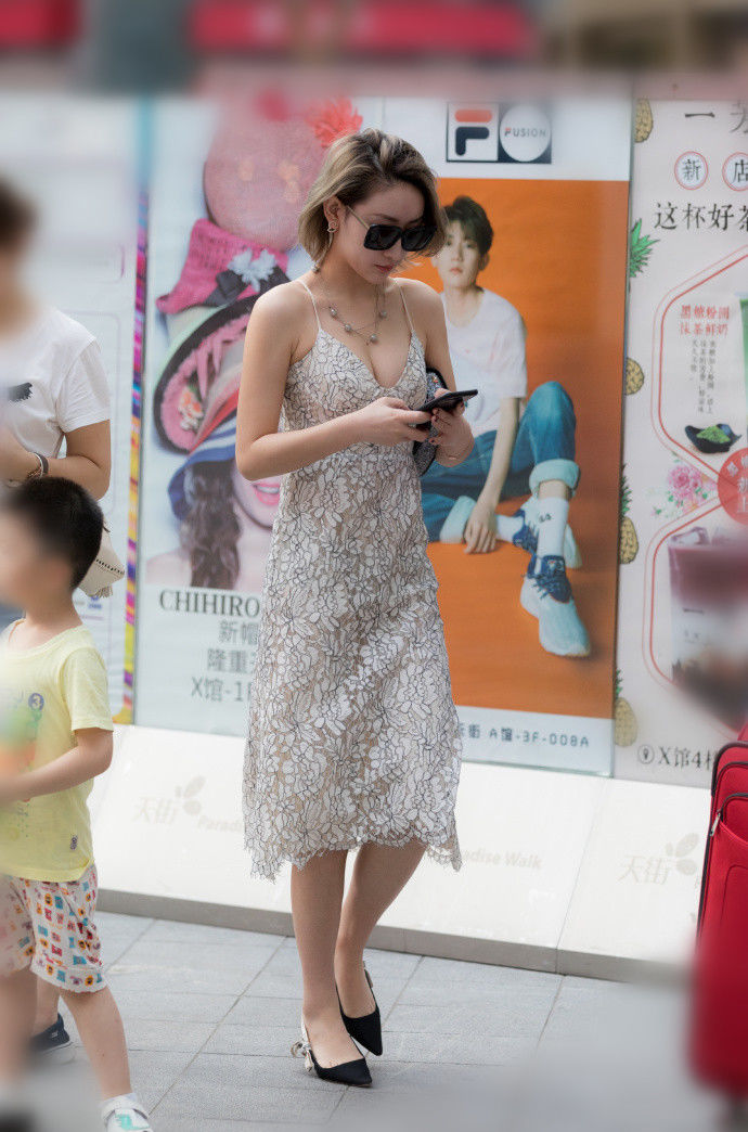 重庆街拍，连衣裙如盛开之花，小吊带的设计让你绽放雅致魅力