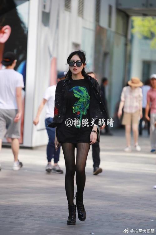 路人街拍：很瘦的高挑小姐姐，吊带装这样穿，不怕没朋友吗