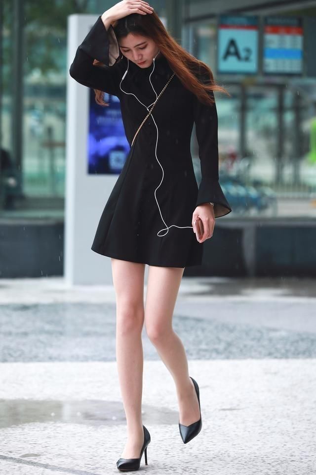 街拍雨中漫步的短裙肉丝长腿女神