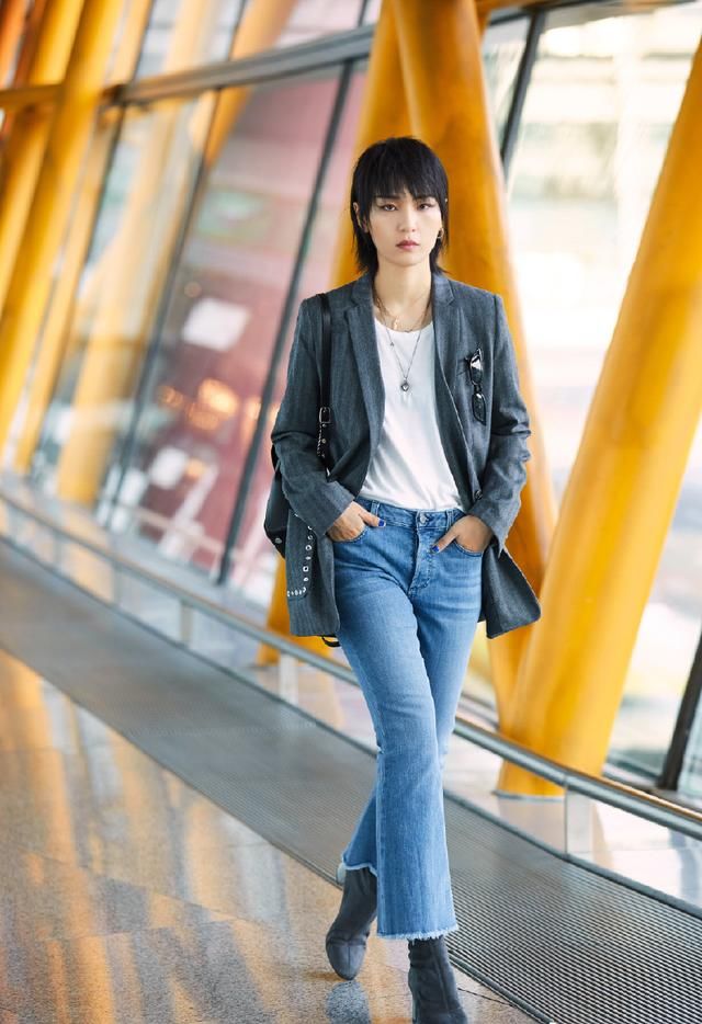 周笔畅真霸气！黑色高腰皮裤穿出1米8大长腿，网友：恨天高太抢镜