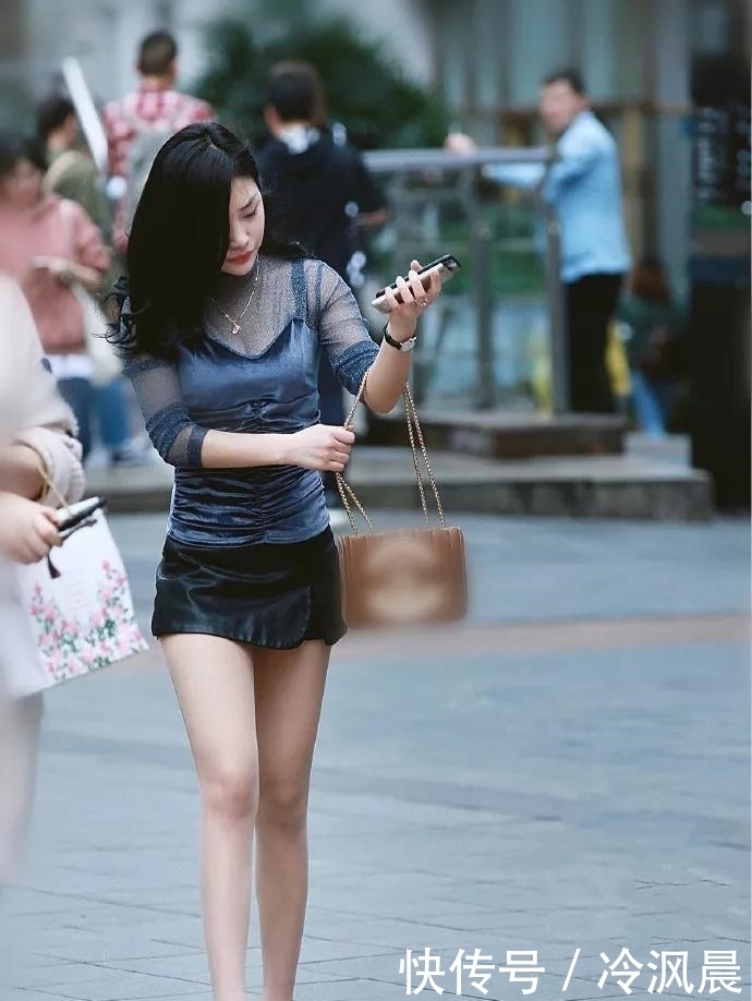 十足|美女街拍:美女个子非常高,乌黑靓丽的秀发散落在肩上,妩媚感十足