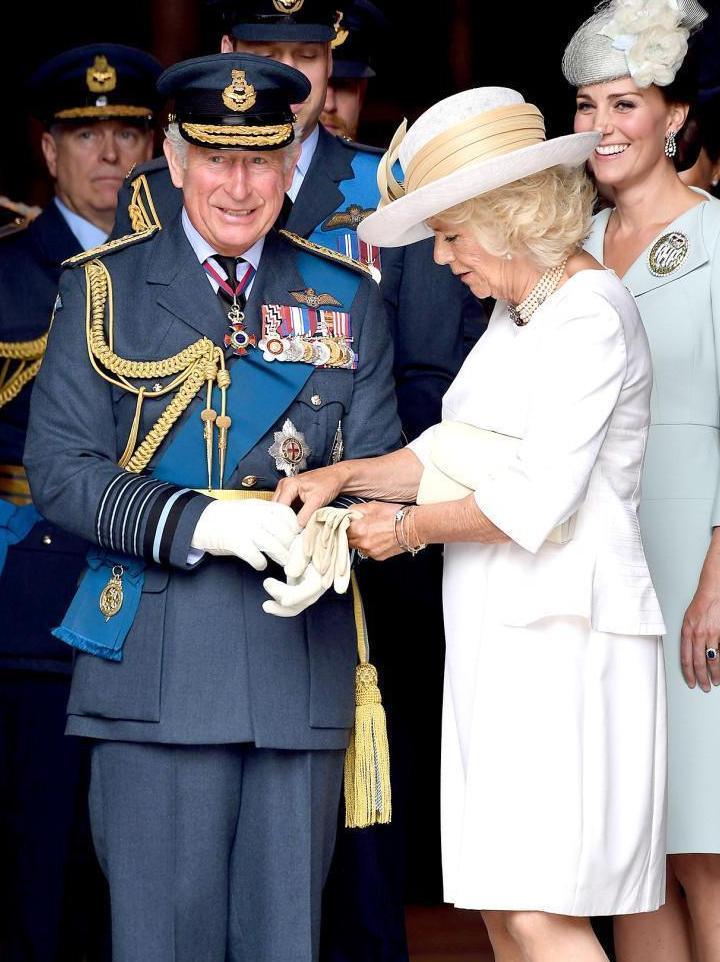 凯特王妃袭连衣裙亮相空军“百年纪念日”! 查尔斯夫妇秀大恩爱!