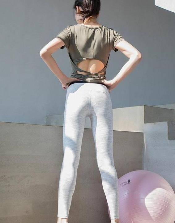 街拍:完美紧身裤美女,凸显有型的身材