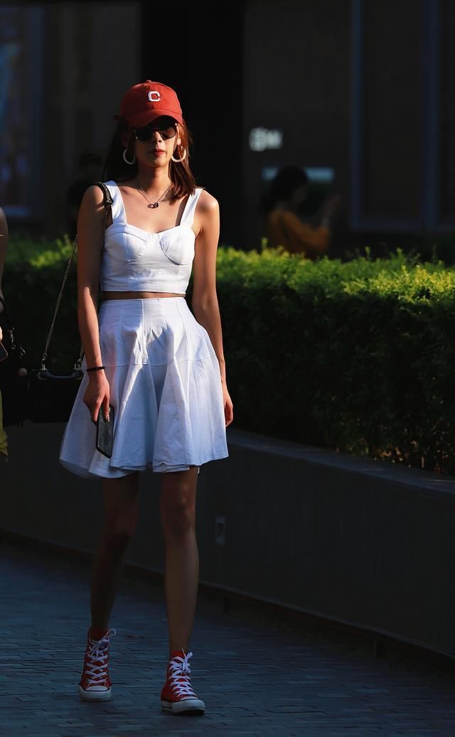 街拍:美女独特漂亮气质非凡,身材很是迷人!