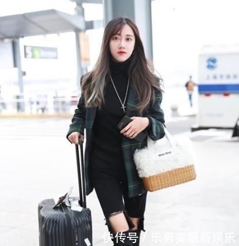  【小美女】街拍：小美女身材完美，黑色露肩上衣 露洞牛仔裤，个性十足