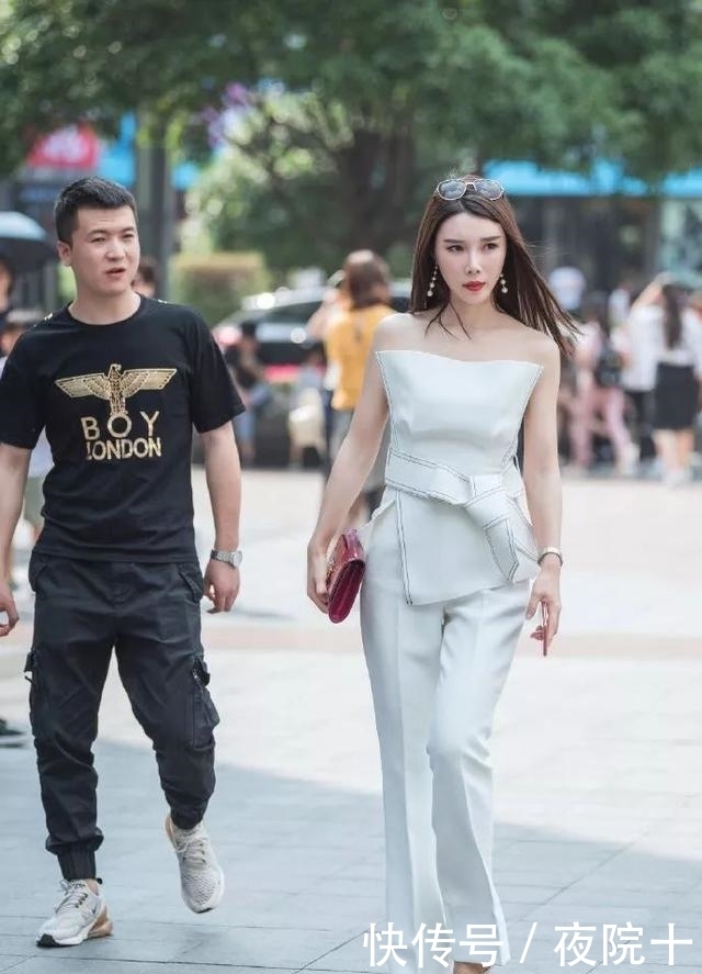  美女■街拍：美女白色套装搭配银白色的高跟鞋，简简单单就穿出了气质感