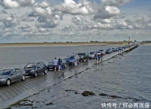 法国有条“海上公路”,汽车经常踏浪而行,一天只能通行两次