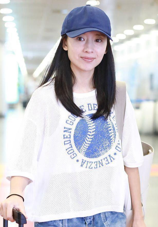 38岁董洁太会穿, T恤配短裙减龄20岁, 网友: 美回冷清秋了!