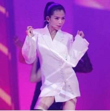 很好奇刘涛等女星这样的穿着，下面穿的到底是短裙还是短裤