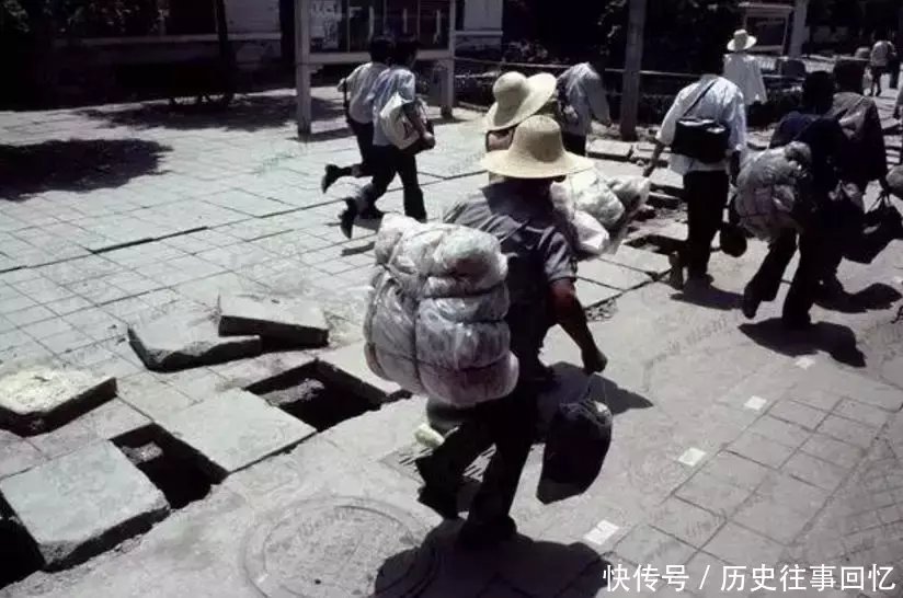 80年代的绿皮火车和赶火车人：原来那时候乘火车是这个样子