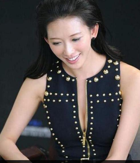 林志玲真会穿！连衣裙的拉链只拉一半，网友：40多岁性感犹存