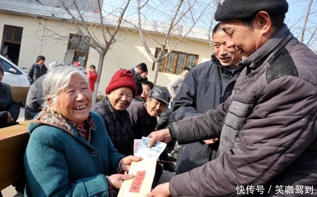 农村老人养老没保障，农民希望统一发钱养老，专家却说行不通