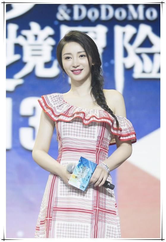 柳岩穿衣终于不暴露了，一袭斜肩长裙优雅到你不敢认!