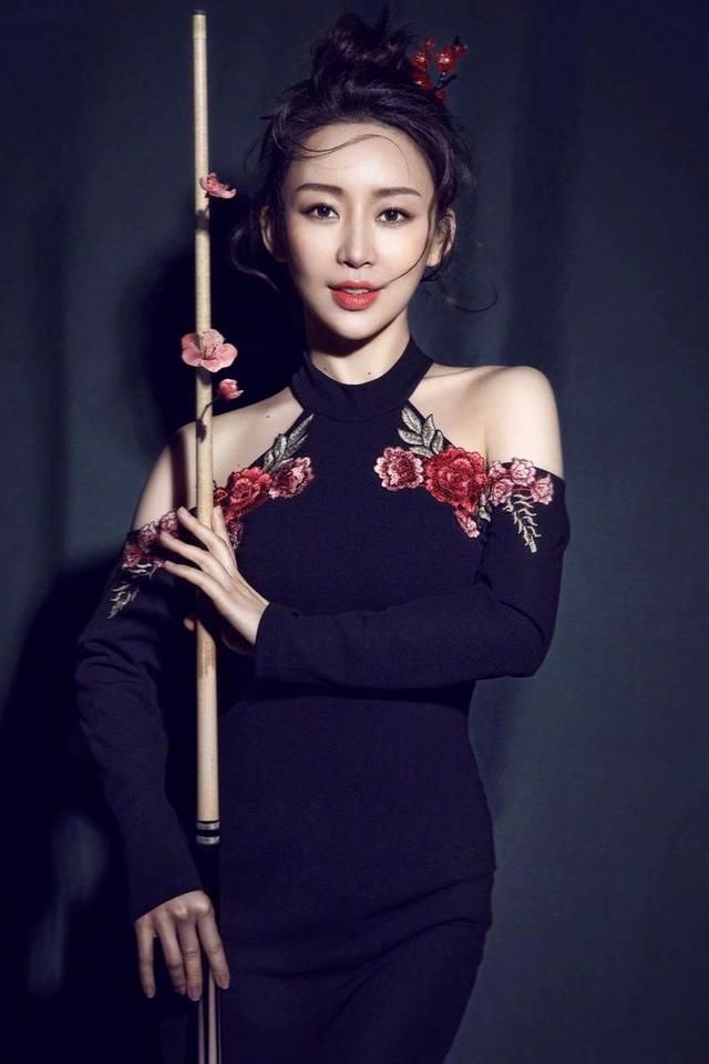  『气质』被潘晓婷气质惊艳，穿一字肩白色衬衫配黑色半身裙，秒变气质女神