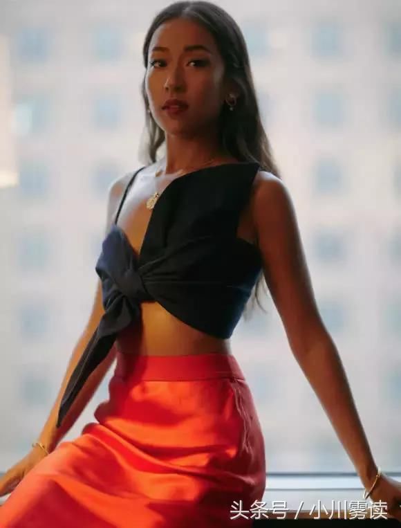 吉克隽逸不穿内衣？仅用蝴蝶结遮掩上身，网友：我佩服