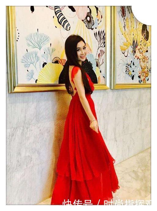 温碧霞彻底绷不住了！脸颊下坠似70老太婆，网友：何祖光咋忍受的