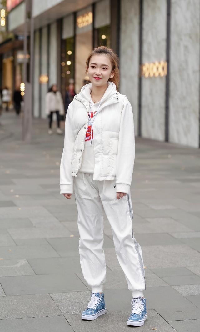  #身穿#街拍：小姐姐身穿淡粉色上衣和牛仔超短裤，秀出纤细长腿，笑容甜美可爱