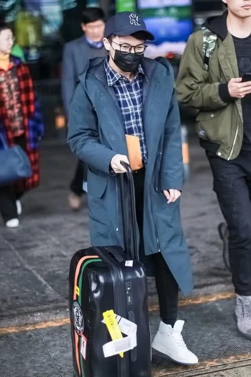 【时髦】个子不到165怎么穿?看看身高161的周深,造型时髦又显高