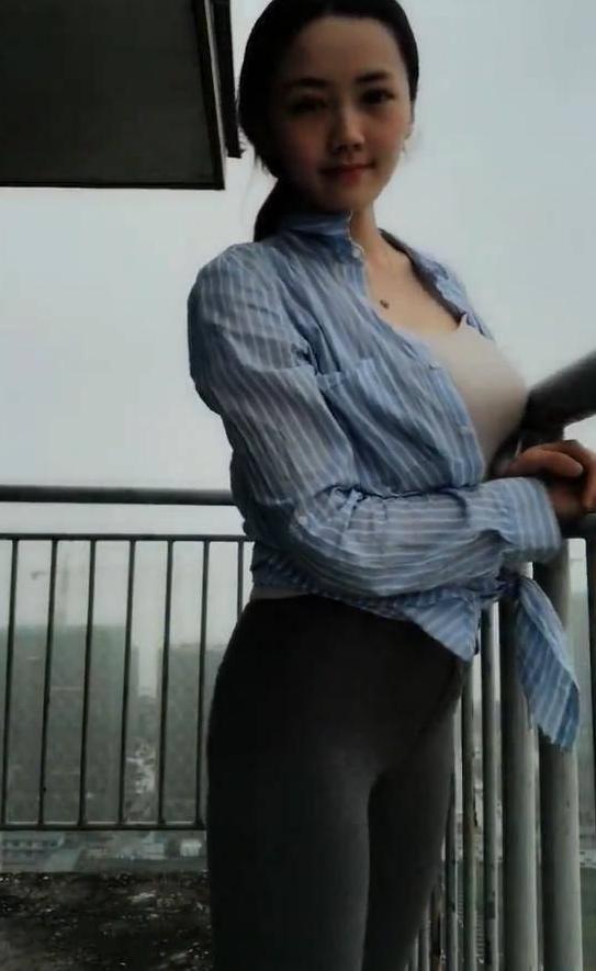 街拍：小姐姐秋裤外穿不输瑜伽裤，给人一种大方清爽的美