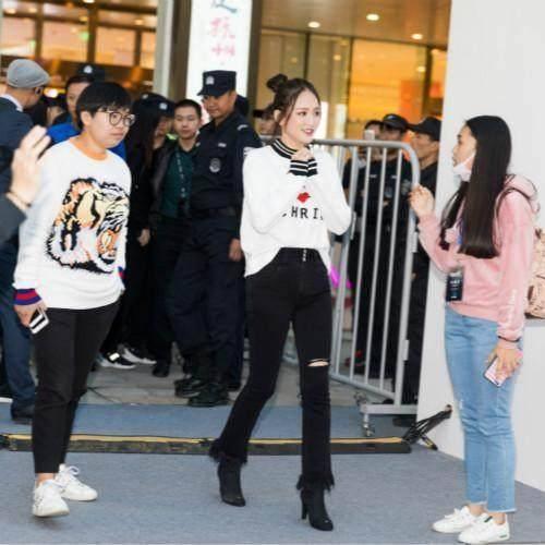 刘若英现身纽约街头, 47岁打扮的像个小姑娘, 脚上的鞋真个性