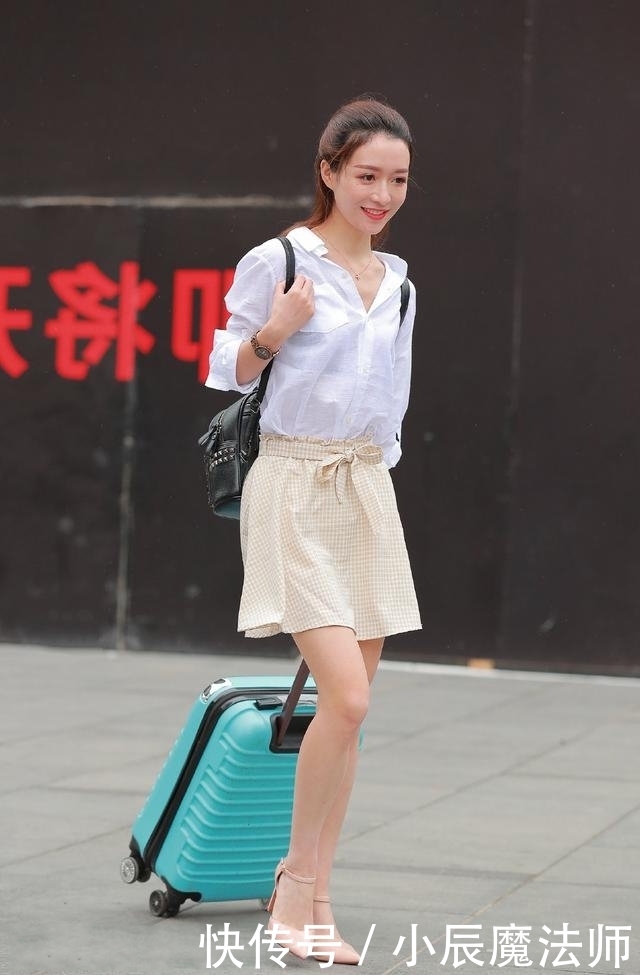 美女|路人街拍,美女搭配白色裙子看起来十分干净,十分优雅