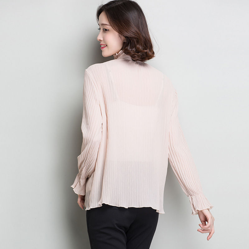 奇怪了!老婆不穿秋裙了，原来是穿了这新款小衫，越看越靓贼美嫩