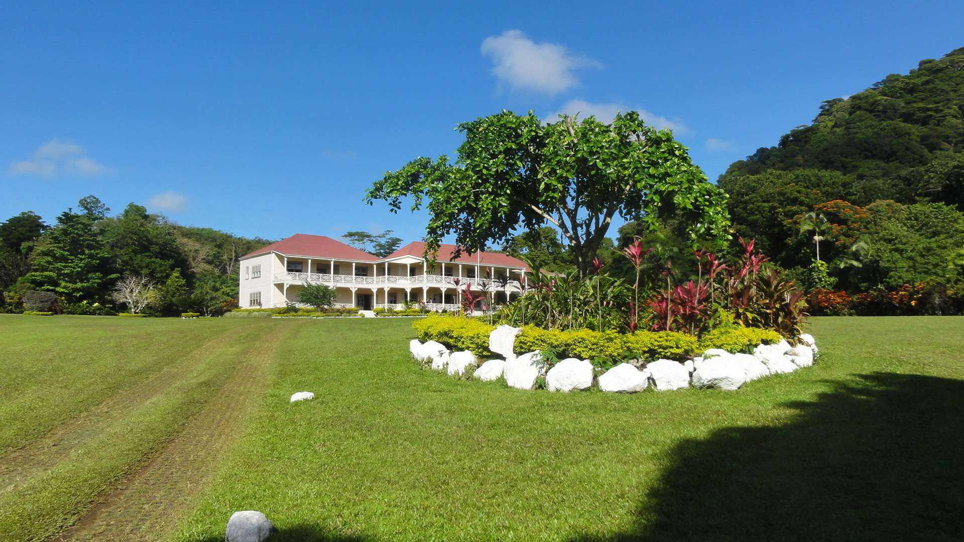 大洋洲患难兄弟：大哥坚持独立相当贫穷，小弟跟着美国却富得流油