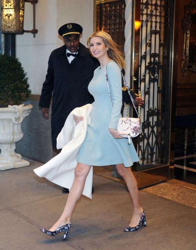 38岁伊万卡穿裙子:前三张双腿白皙细长，最后一张姿势太迷人!