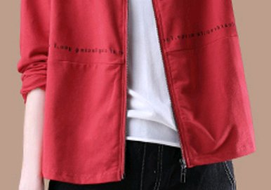 别急着买羽绒服!今秋流行的薄外套，比风衣还美，赶紧给妈买2件