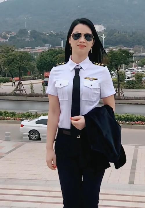  『女人』30多的女人穿制服现身，一种轻熟的女人味