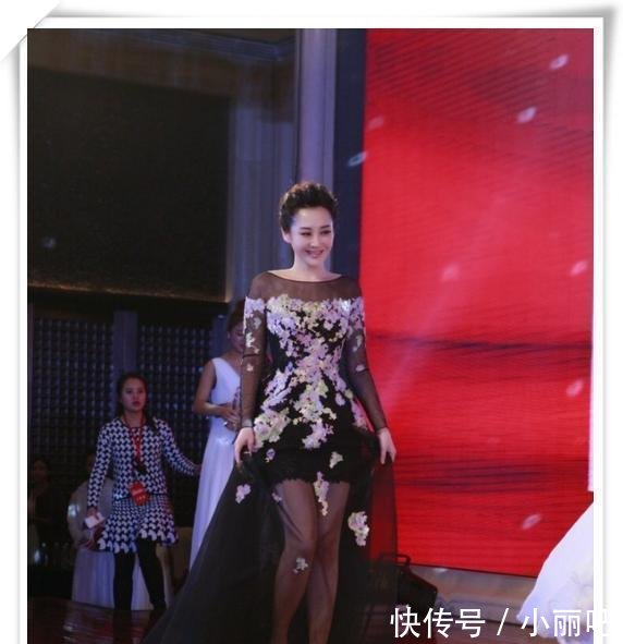 许晴真厉害！烂大街的吊裆裤居然穿出高级感，老公主真不是白叫的