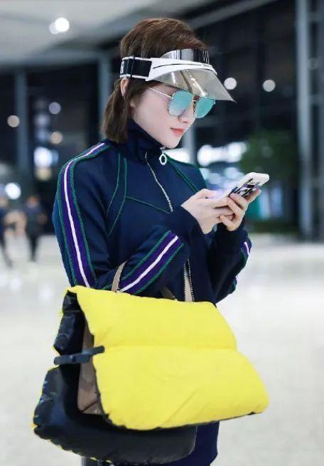 景甜穿运动包臀裙露出半截安全裤，这时尚真的有点难懂！