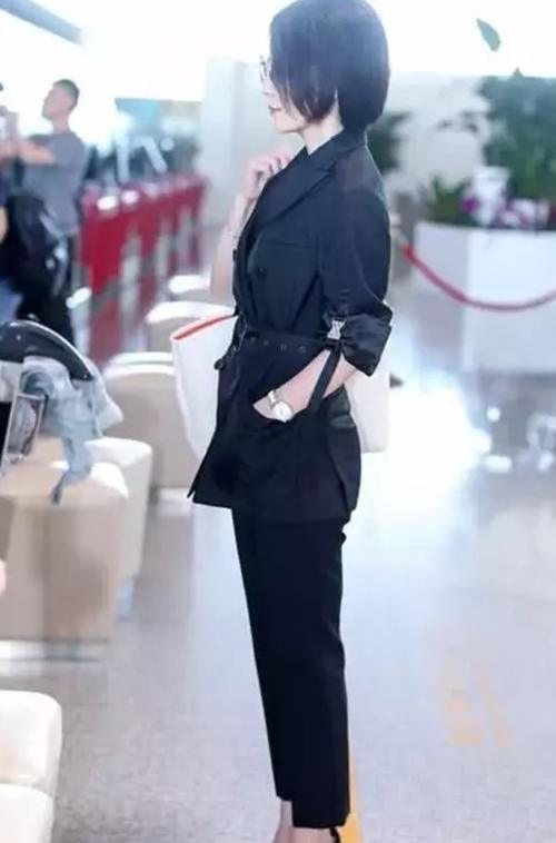 当蒋欣和俞飞鸿同穿西装,网友:终于见识了熟女的魅力有多大