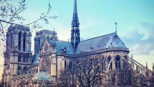 有着800多年的巴黎圣母院遭遇严重火灾，让我们从这些图片里回顾