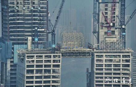 摩天大楼“横着建” 这座中国魔幻建筑把老外惊到了！